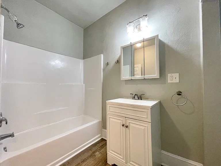 113 E 39th St #2 — Photo 26