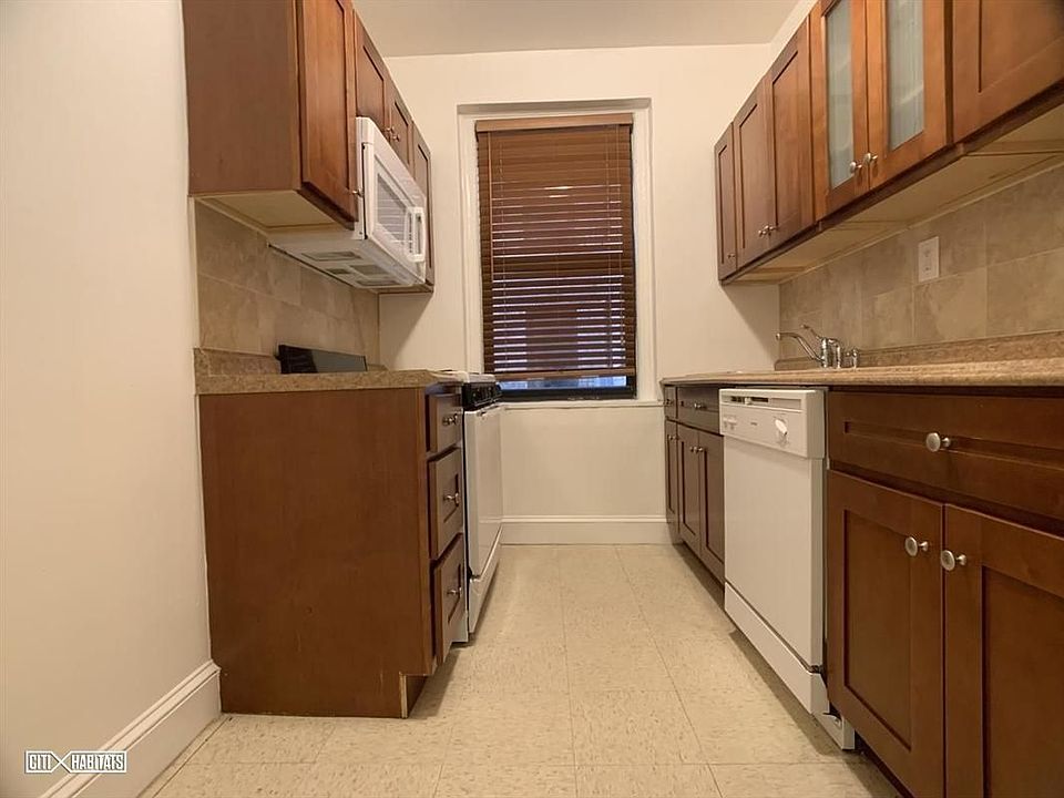 1st image of 3121 29th St APT 3J