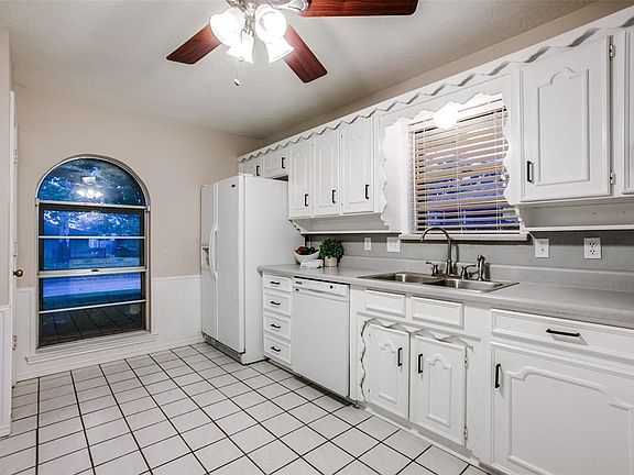 3rd image of 2609 Westridge Dr