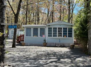 121 Navajo Ln, Shohola, PA 18458
