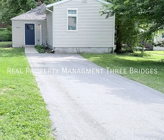 9024 Forest Ave — Photo 1