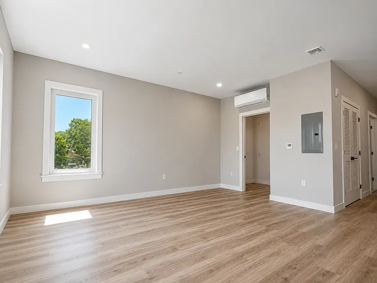 1305 Hyde Park Apartments — Photo 18
