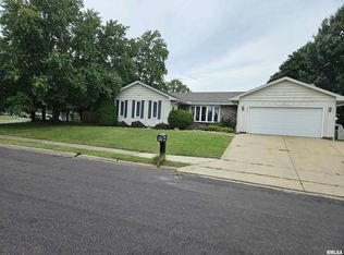 301 Maple Park Dr, Pekin, IL 61554