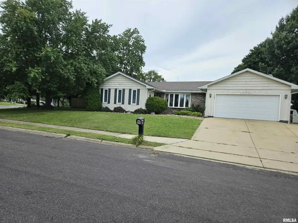 301 Maple Park Dr, Pekin, IL 61554