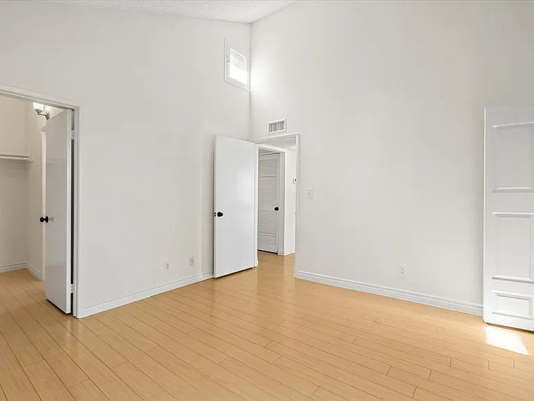 200 E Windsor Rd #1 — Photo 27