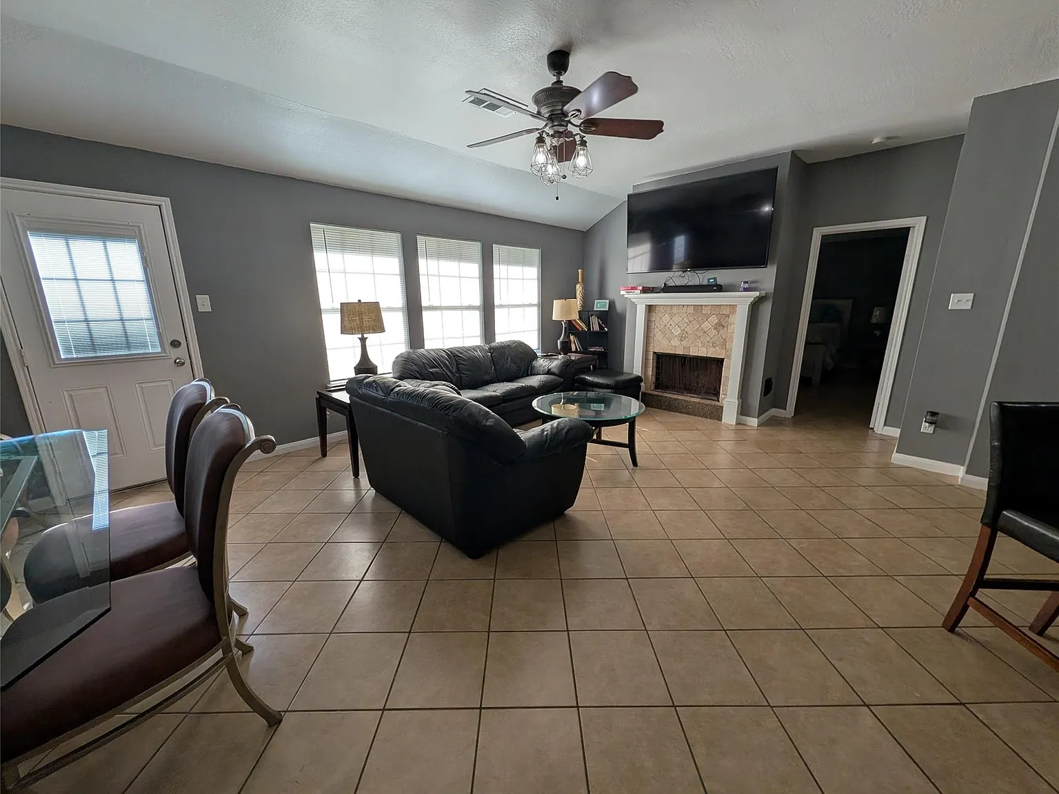 4 bed, 2.0 bath, 1890 sqft, $2,100 — Photo 4