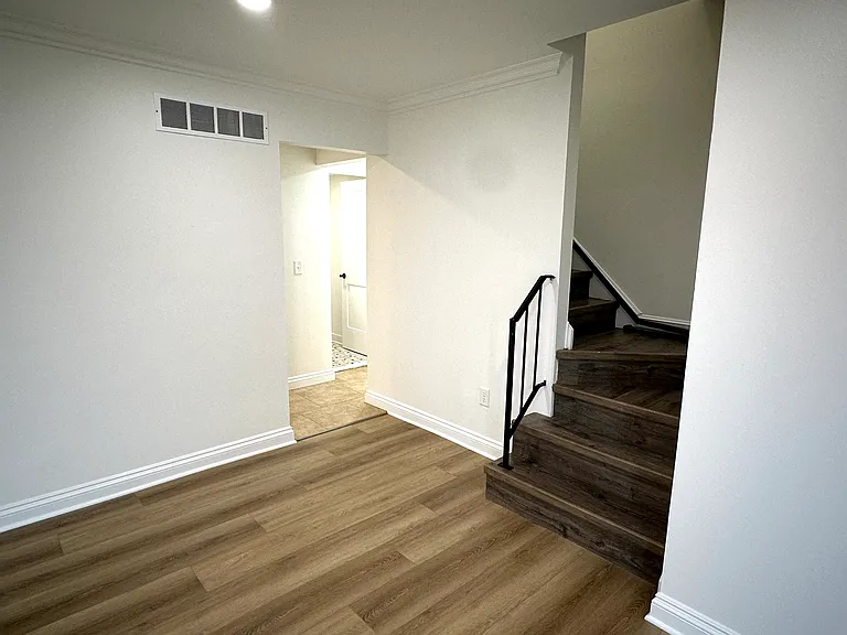 8565 Hampshire Dr — Photo 10