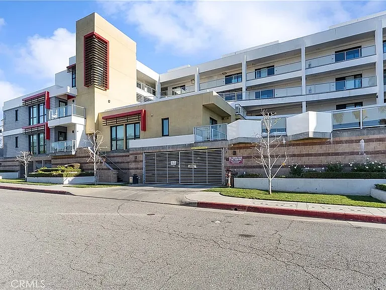 210 N Monterey St — Photo 19