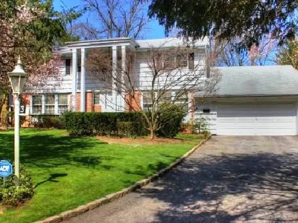 3 Hickory Dr, Great Neck, NY 11021