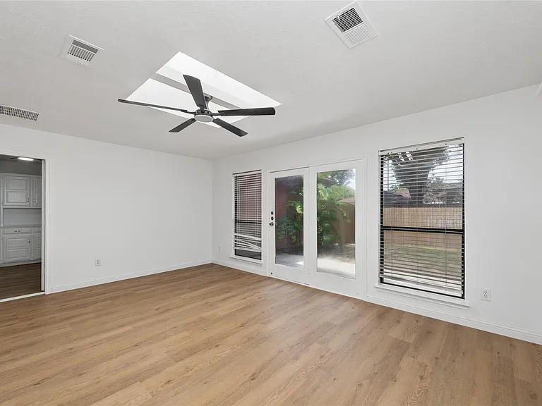 2705 Lawndale Dr — Photo 22