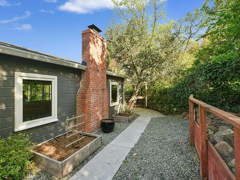 925 Hawthorn Dr — Photo 24