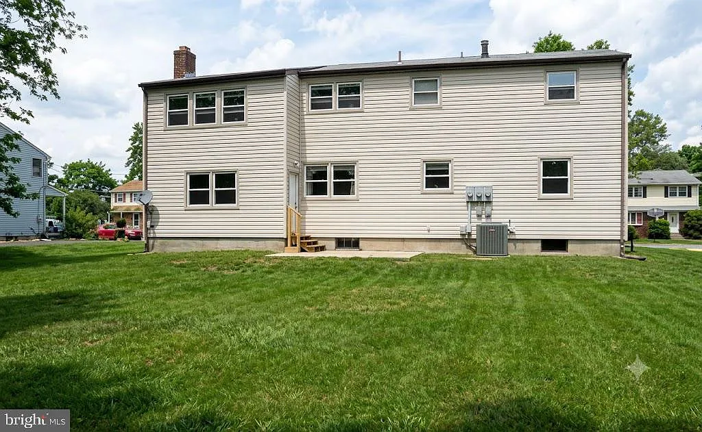 6 bed, 2.5 bath, 2574 sqft, $3,400 — Photo 3