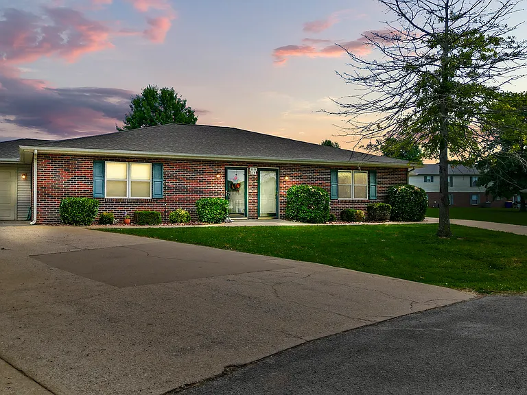 1405 Wilshire Cir — Photo 1
