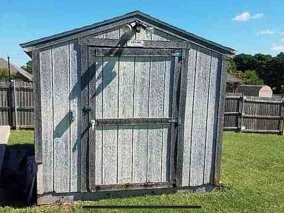 Shed in back yard 12x10 est 