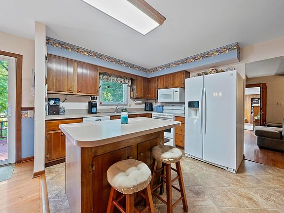5th image of 596 Glenridge Pl