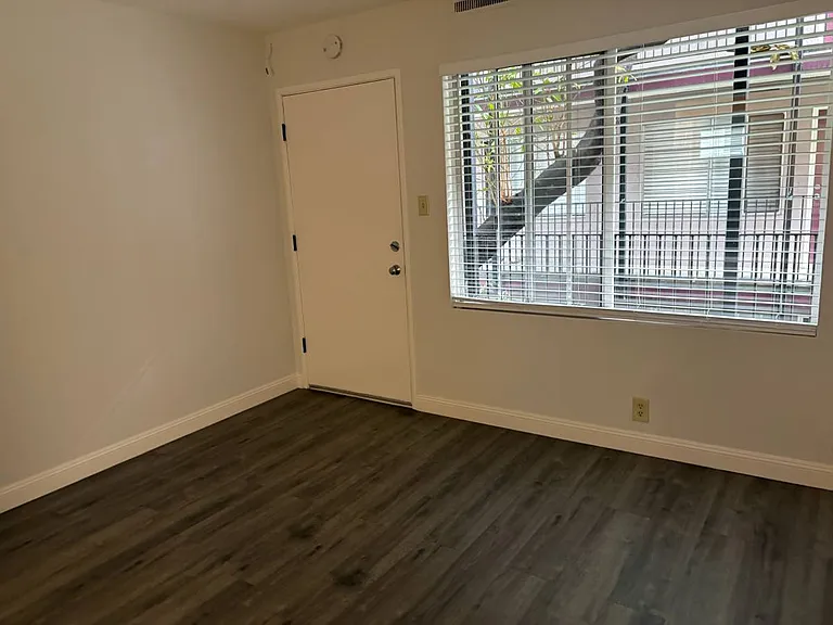 Claremont Park Apartments — Photo 7