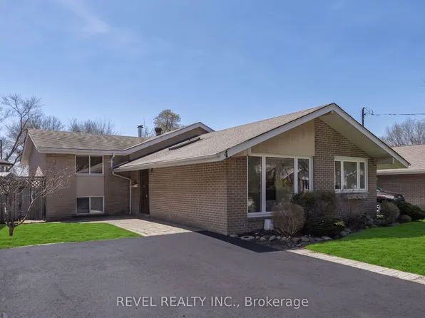 4 Oakley Blvd, Toronto, ON M1P 3P2