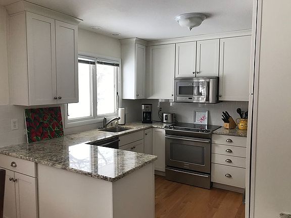 Kitchen w/hardwood flrs