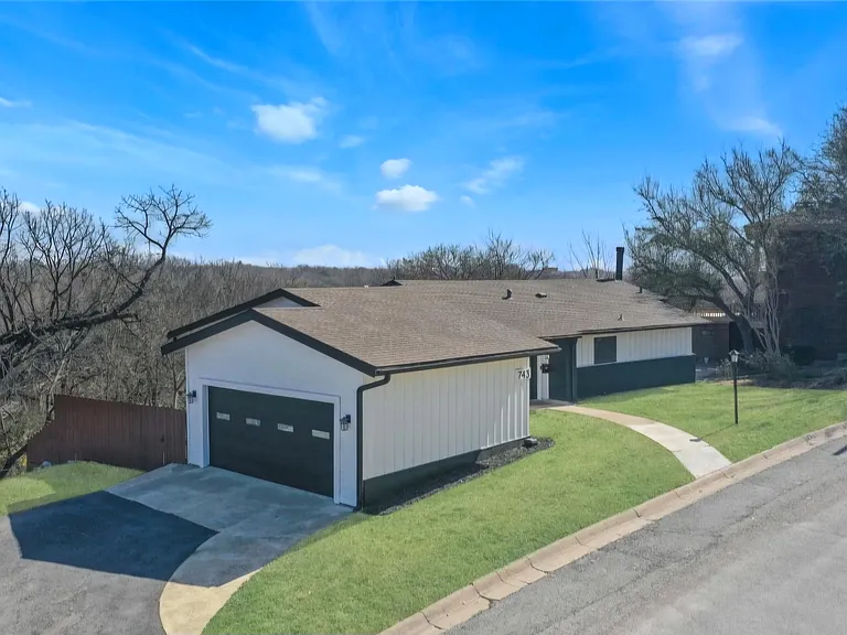 743 Westwood Dr — Photo 2