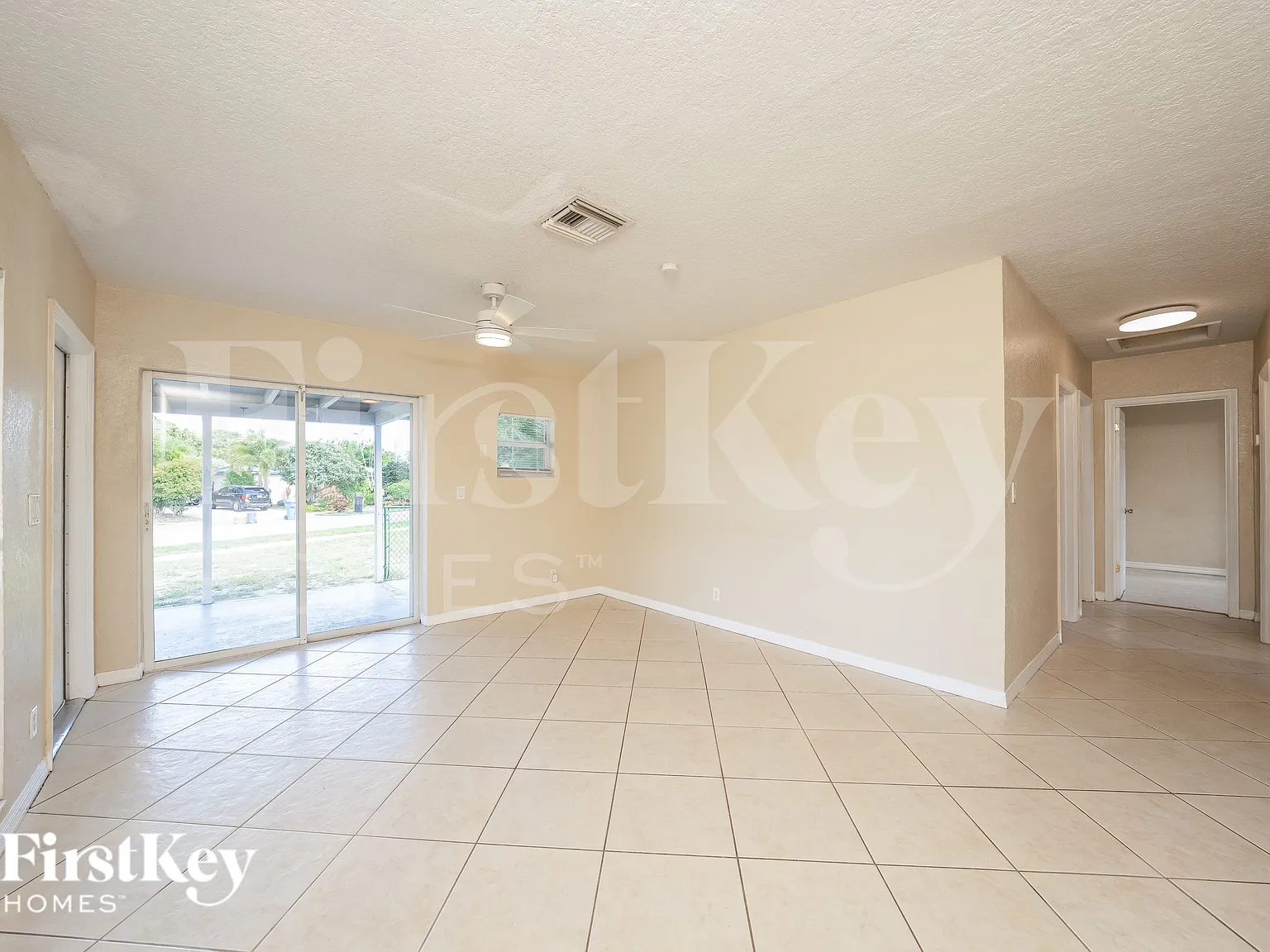 3 bed, 1.0 bath, 925 sqft, $2,355 — Photo 3