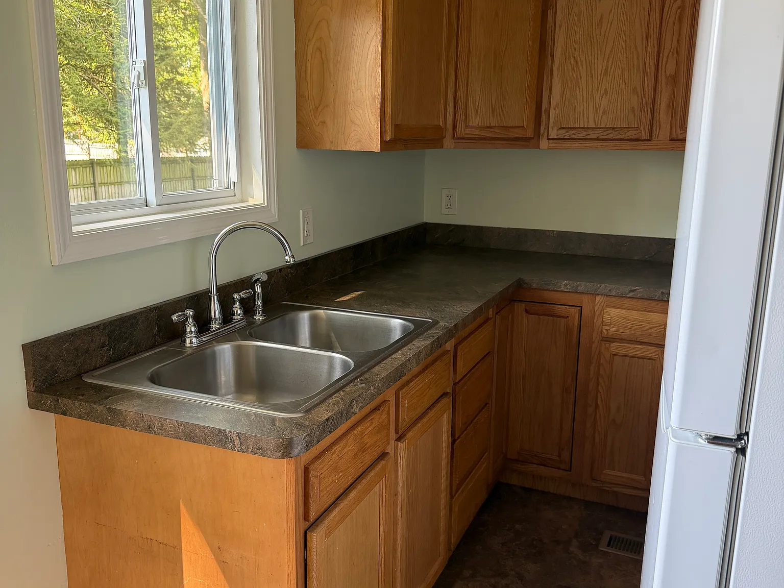 3 bed, 1200 sqft, $1,150 — Photo 2