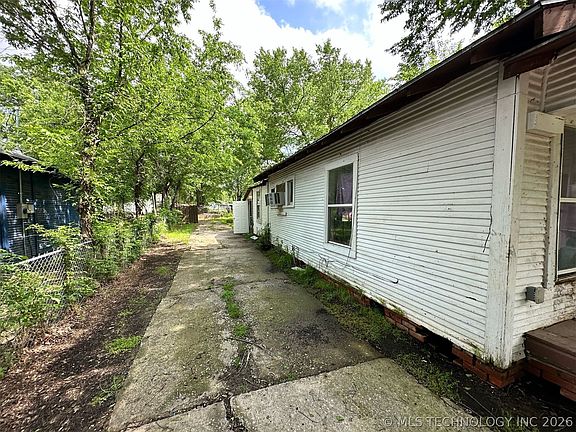 3rd image of 1103 4th Ave NE