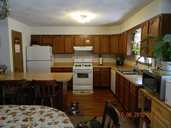 4th image of 228 W 3rd St