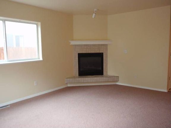 Family Room w Fireplace
