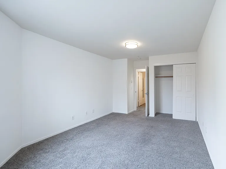 Deer Park Apartments - 95-99 Professional Center Pkwy — Photo 32