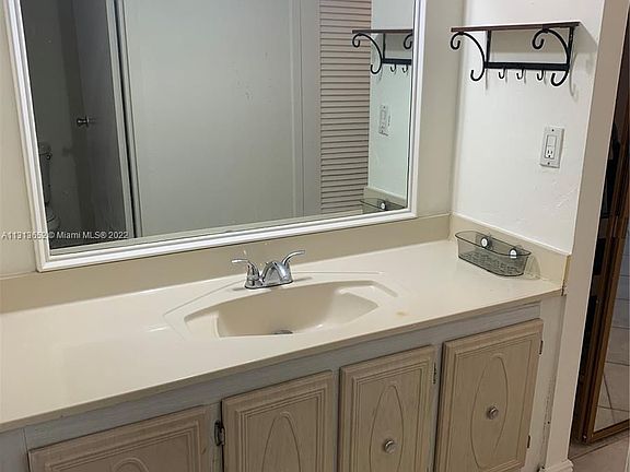 4th image of 2450 NE 135th St APT 1008