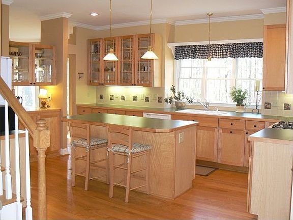 Spacious Kitchen w/island