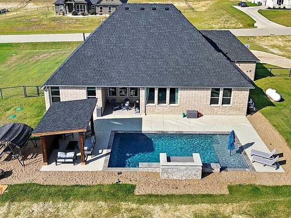 2nd image of 305 Monument Pl