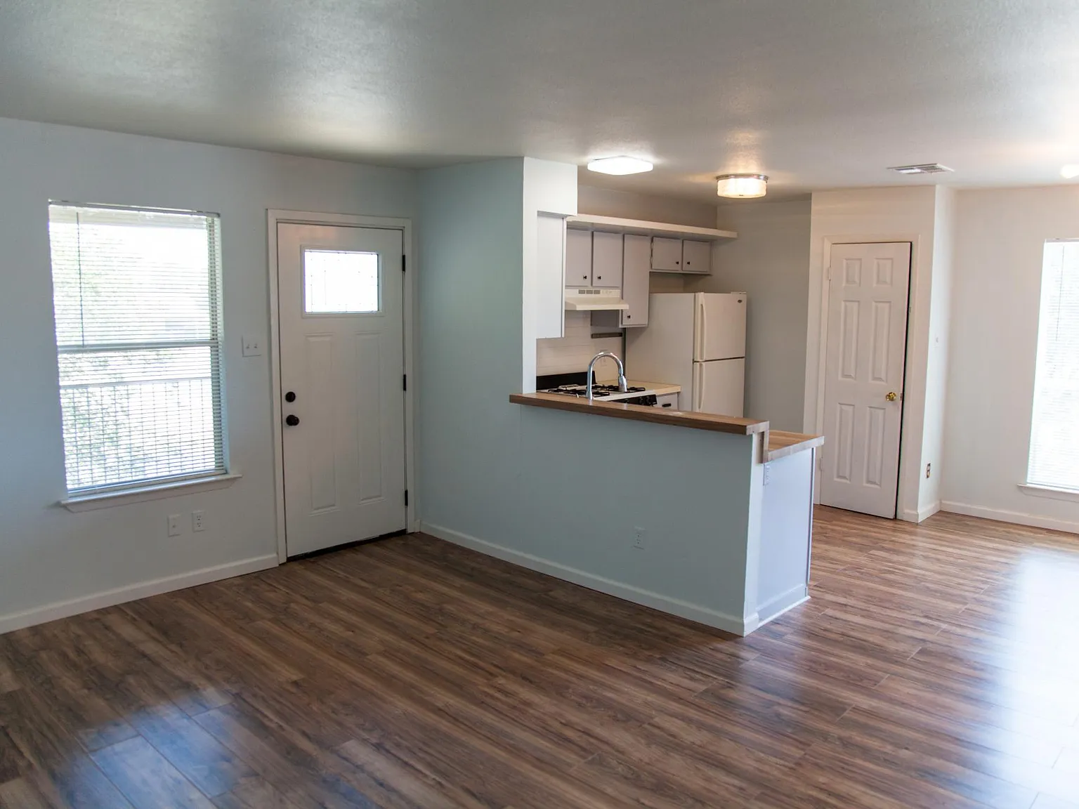 2 bed, 700 sqft, $1,300 — Photo 2