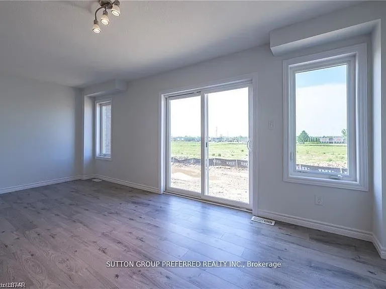 375 Kennington Way — Photo 13