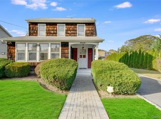 31 Chestnut St, Westbury, NY 11590