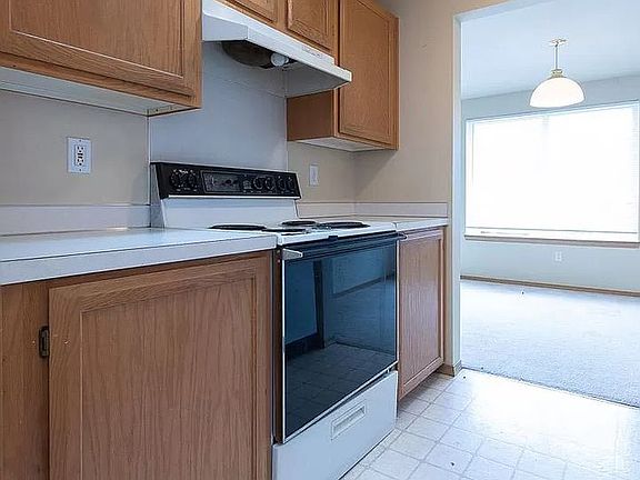 5th image of 218 Maple Ave