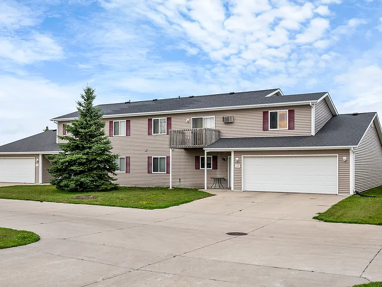 1604 Aspen Dr NE — Photo 1