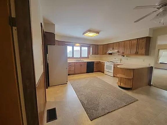 Eat in kitchen with ample counter space