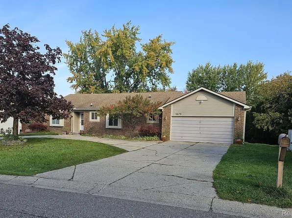 1675 North Dr, Walled Lake, MI 48390