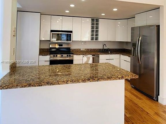 3rd image of 600 NE 36th St APT 821