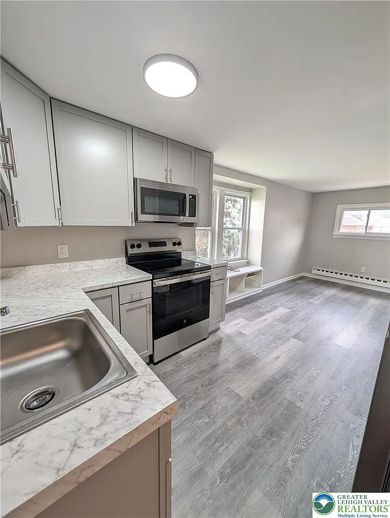 1 bed, 301 sqft, $1,100 — Photo 4