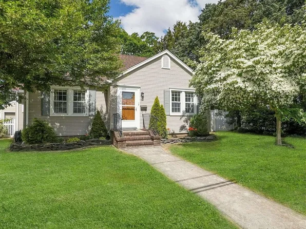 69 Sunset Avenue, Farmingdale, NY 11735