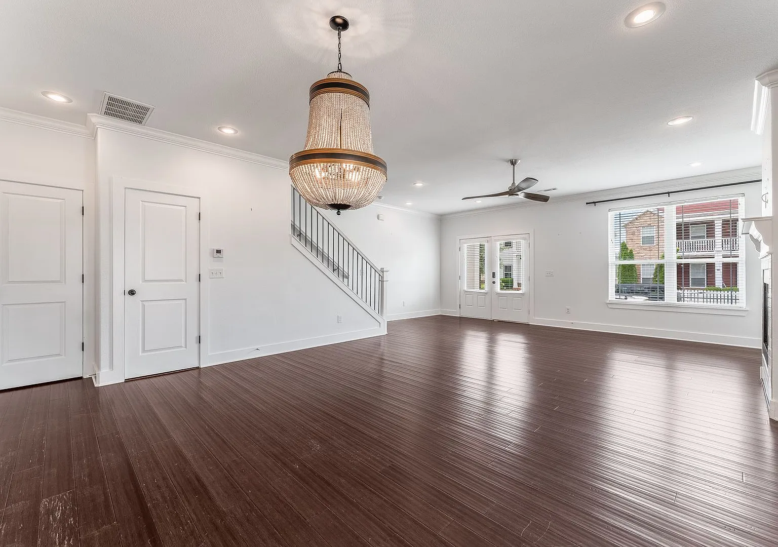 Modern 3-Bedroom Home with Open Layout in Rogers — Photo 3