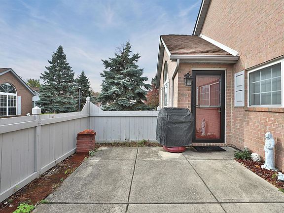 4th image of 2460 Meadow Glade Dr