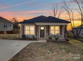 64 Willow St, Badin, NC 28009