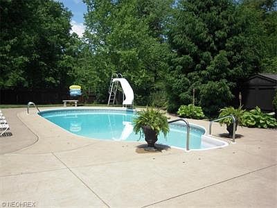 4th image of 10 Berkshire Park Dr