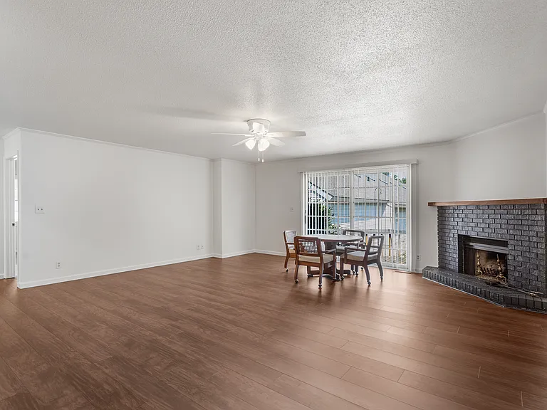 2114 Peach St — Photo 3