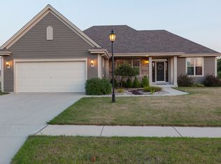 2821 Lakeview Dr, East Troy, WI 53120