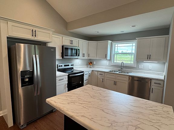 Fully furnished brand new kitchen! Lights under cabinets!