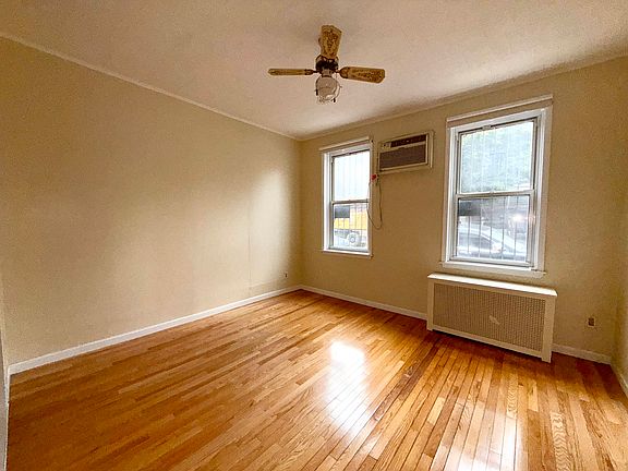 2nd image of 712 Lorimer St APT 1R